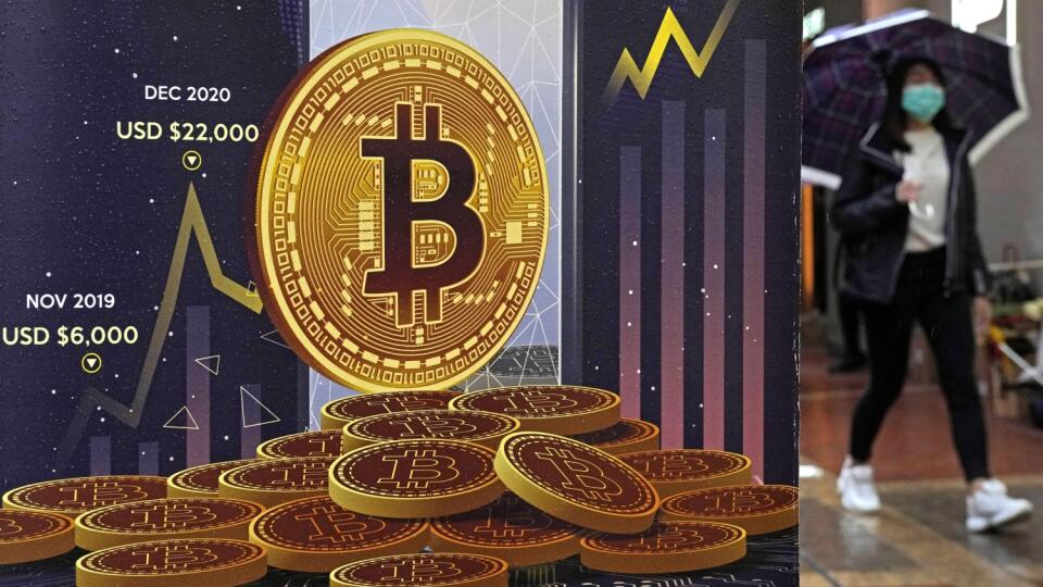 WA 31 archív Hongkong - Na archívnej snímke zo 17. februára 2022 reklamný pútač na kryptomenu bitcoin sa nachádza v uliciach v Hongkongu. Bitcoin sa na začiatku nového týždňa posilnil najprudšie za dva týždne a jeho cena sa vyšplhala až takmer na 31.000 USD (28.912,52 eura). Uvoľnenie protipandemických reštrikcií v Číne totiž podporilo rizikový apetít investorov. FOTO TASR/AP
FILE - An advertisement for Bitcoin cryptocurrency is displayed on a street in Hong Kong, on Feb. 17, 2022. California o