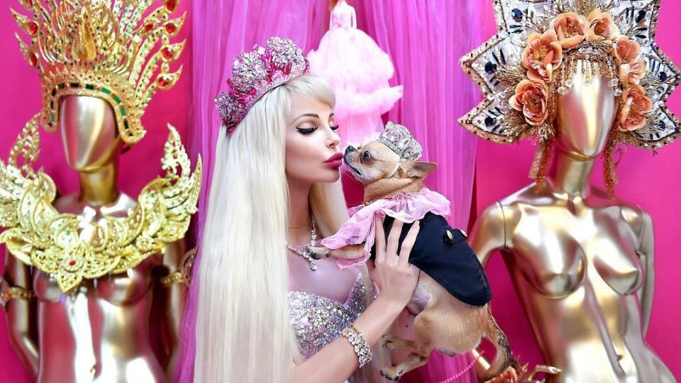 Najradšej si oblieka ružové šaty a chcela by sa volať Barbie.