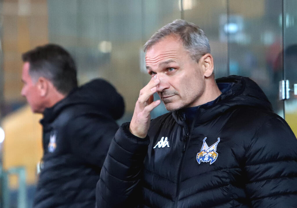 Na snímke tréner Spišskej Novej Vsi Miroslav Mosnár počas 1. kola Tipos extraligy HKM Zvolen – HK Spišská Nová Ves vo Zvolene 24. septembra 2021. FOTO TASR - Ján Krošlák
