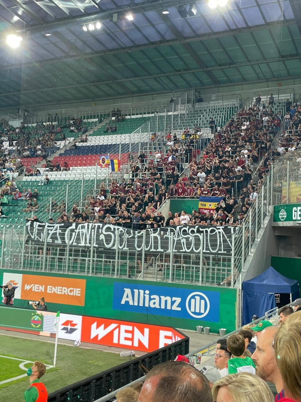 Napríklad v Česku je povolených 50% fanúšikov z celej kapacity štadiónov. V Maďarsku či Rakúsku je dokonca povolených 100% pre zaočkovaných, alebo testovaných priaznivcov futbalu.