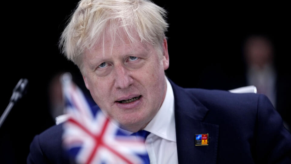 JB 32 Madrid - Britský premiér Boris Johnson čaká na začiatok rokovania lídrov členských krajín NATO za okrúhlym stolom na summite NATO v Madride 29. júna 2022. Hlavy štátov a vlád 30 členských štátov NATO sa počas prvého dňa summitu v Madride rozhodli výrazne posilniť východné krídlo Aliancie. Okrem toho sa dohodli na novej strategickej koncepcii ozbrojených síl, ktorá podľa nich odráža zhoršený vzťah Aliancie s Ruskom. Počas tlačovej konferencie po skončení prvého pracovného zasadnutia to ozná