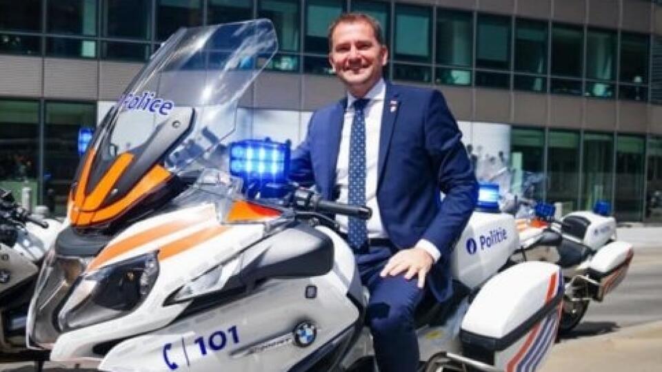 Igor Matovič pózoval v Bruseli na policajnej motorke, z čoho sa zjavne tešil. Vy buďte v dobrej nálade kvôli skvele zvládnutému testu.