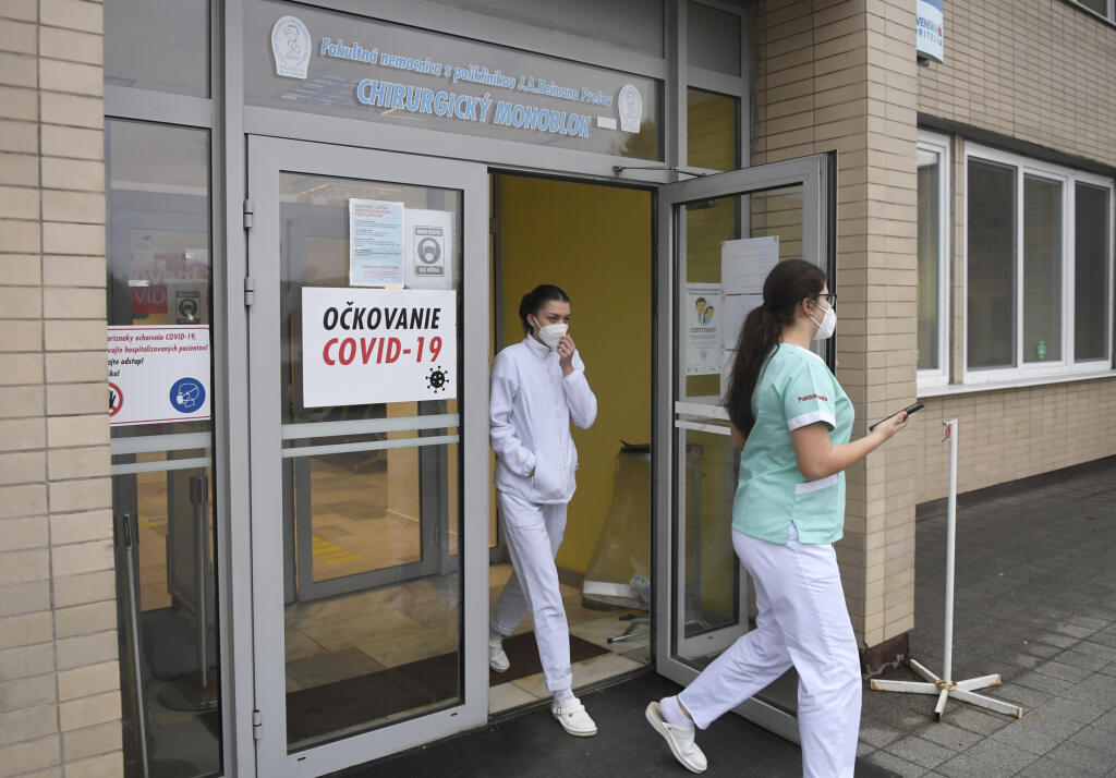 Na snímke zdravotné sestry vychádzajú z Fakultnej nemocnice s poliklinikou (FNsP) J. A. Reimana v Prešove, kde sa od štvrtka 1. decembra poskytuje plne zabezpečená zdravotná starostlivosť. Vláda a lekárski odborári podpísali v stredu 30. novembra na Úrade vlády SR memorandum, ktoré rieši požiadavky lekárov v hromadných výpovediach. Obe strany veria, že je to začiatok spolupráce a krok k lepšiemu zdravotníctvu na Slovensku. Parlament krátko pred podpísaním memoranda schválil zvýšenie platov lekár