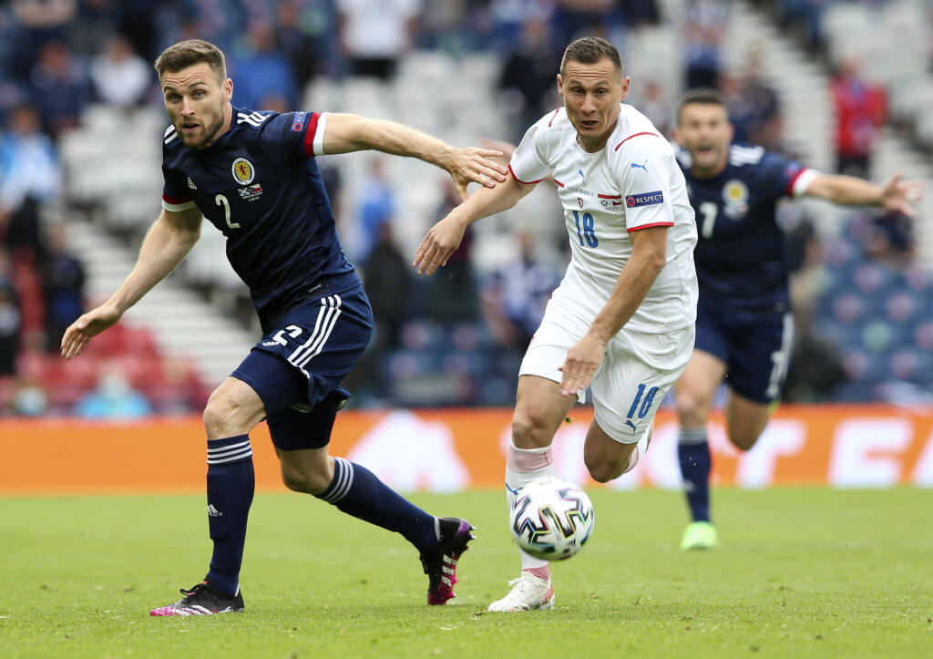 KK33 Glasgow - Škótsky futbalista Stephen O'Donnell (vľavo) a český futbalista Jan Bořil počas zápasu základnej D-skupiny Škótsko - Česká republika na ME vo futbale 14. júna 2021 v Glasgowe. FOTO TASR/AP
Scotland's Stephen O'Donnell left, and Czech Republic's Jan Boril battle for the ball during the Euro 2020 soccer championship group D match between Scotland and the Czech Republic at Hampden Park in Glasgow, Scotland, Monday, June 14, 2021. (AP Photo/Robert Perry, Pool)
