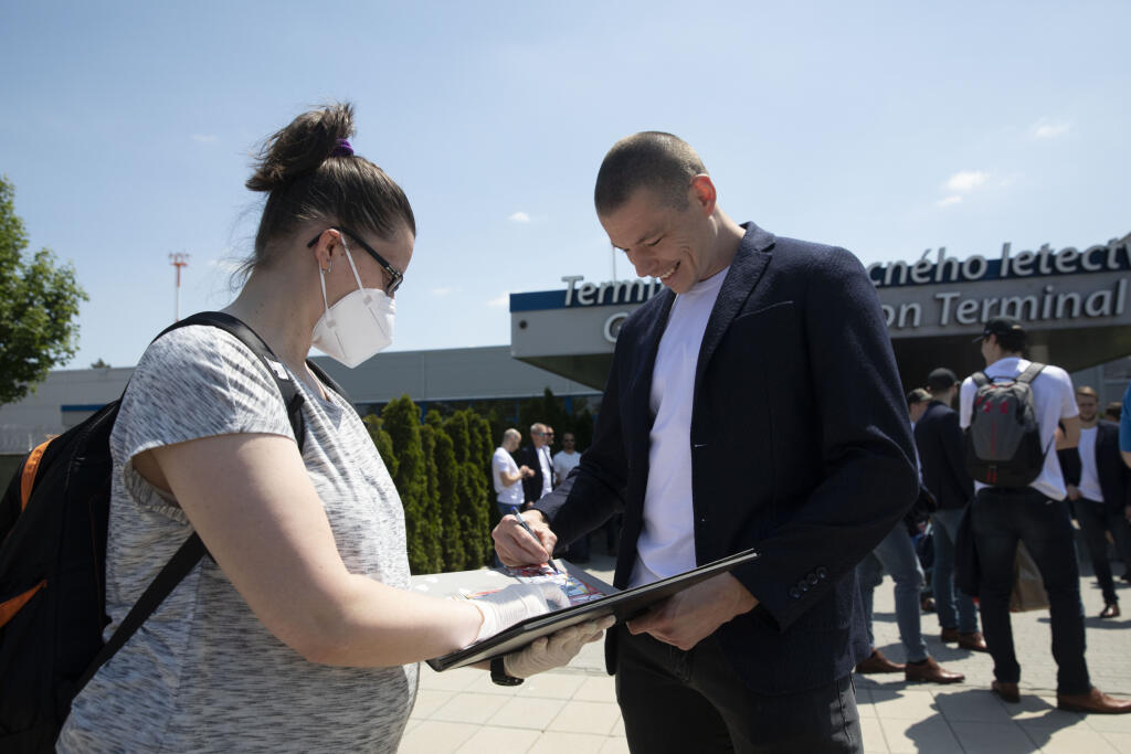 Na svoje si po prílete prišli lovci autogramov. Hokejistov po prílete čakali len oni.