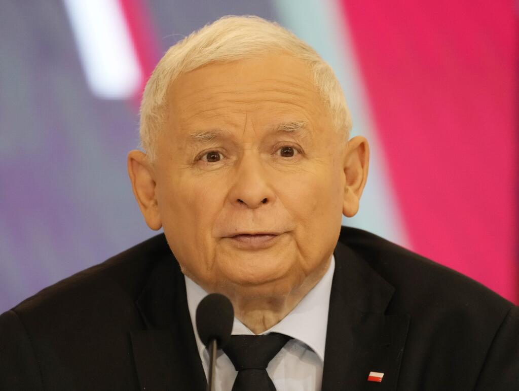 Na archívnej snímke z 26. októbra 2021 líder vládnej poľskej strany Právo a spravodlivosť (PiS) Jaroslaw Kaczyňski počas tlačovej konferencie vo Varšave