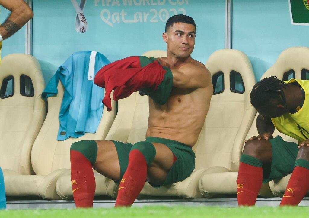 To ale potom prebila arogancia, ktorou sa Ronaldo vyznamenal. Pozrite na tie povýšenecké výrazy.