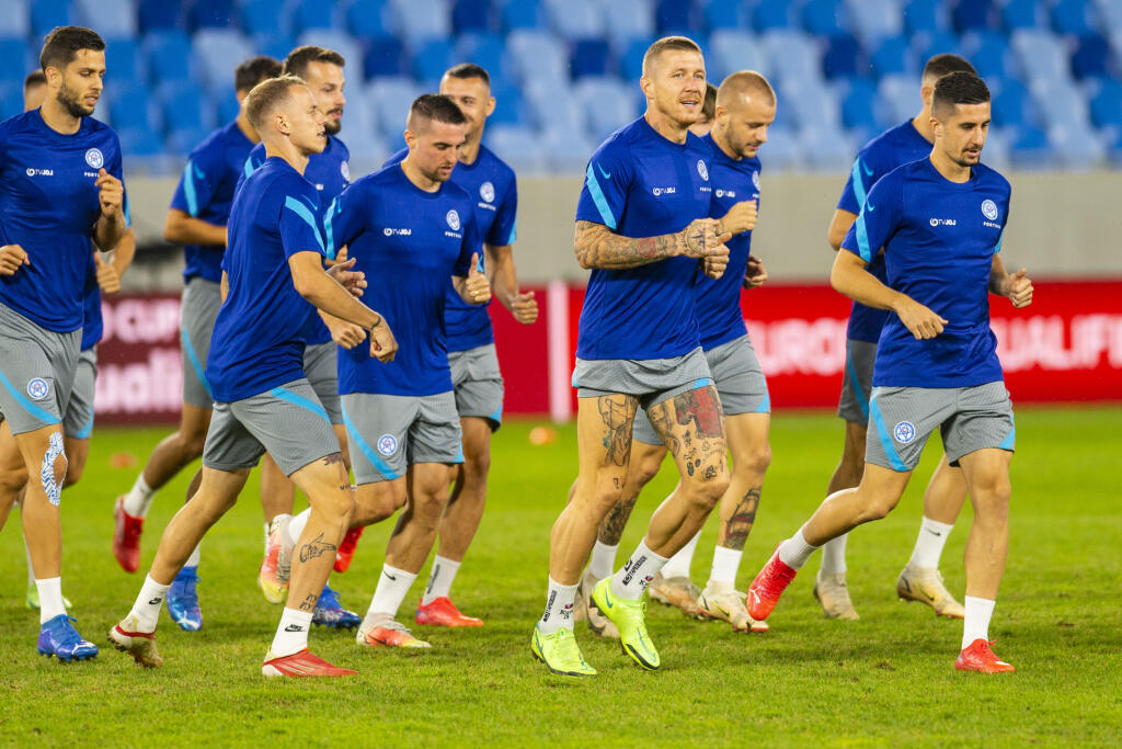 Na snímke futbaloví reprezentanti SR zľava Dávid Hancko, Ondrej Duda, Róbert Mak, Juraj Kucka, Vladimír Weiss a Martin Koscelník počas tréningu pred zápasom kvalifikácie Majstrovstiev sveta 2022 s Chorvátskom 3. septembra 2021 v Bratislave.