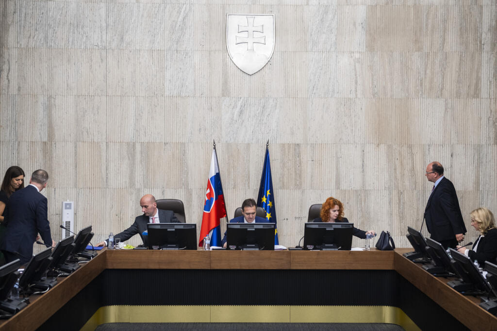 Na snímke zľava uprostred dočasne poverený minister financií SR Michal Horváth, dočasne poverený predseda vlády SR odborníkov Ľudovít Ódor a dočasne poverený minister vnútra SR Ivan Šimko počas 8. rokovania vlády SR v Bratislave 28. júna 2023. FOTO TASR - Jaroslav Novák