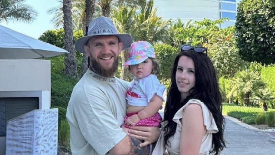 Náš MMA zápasník Samuel „Pirát“ Krištofič si odskočil na luxusnú dovolenku do Dubaja aj s jeho krásnou manželkou Janou a roztomilou dcérkou Dominikou.