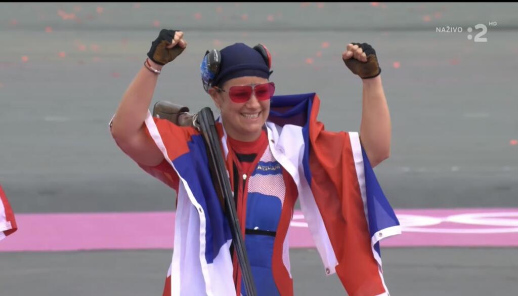 Zuzana sa po pretekoch tešila aj so slovenskou vlajkou.