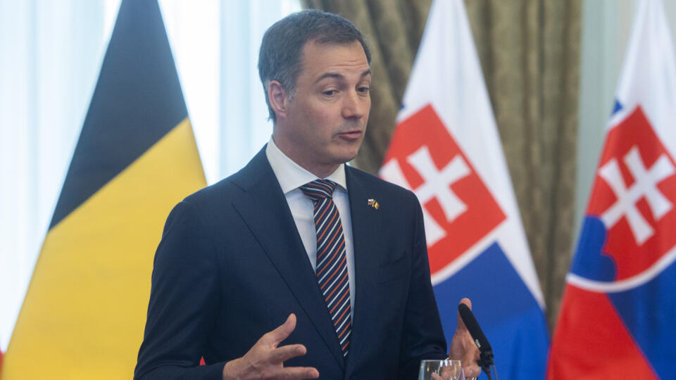 Na snímke predseda vlády Belgického kráľovstva Alexander De Croo hovorí počas tlačovej konferencie so slovenským premiérom Eduardom Hegerom na Úrade vlády v Bratislave 11. apríla 2022. FOTO TASR - Martin Baumann