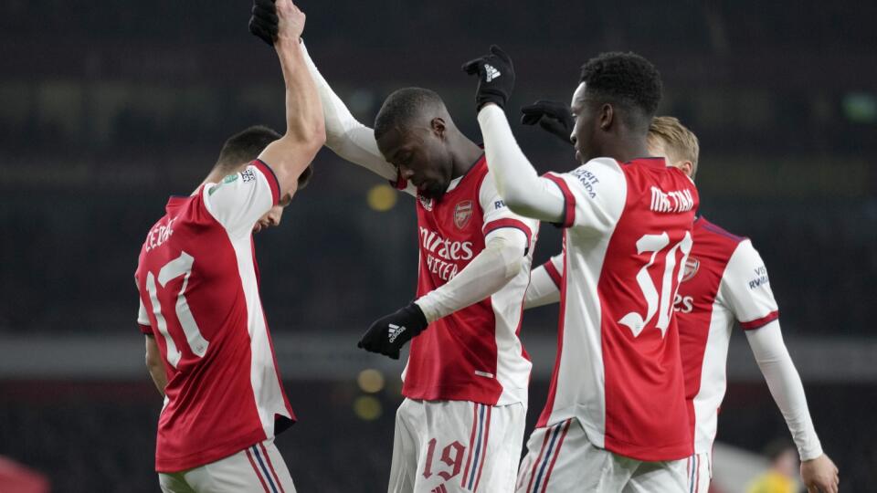 KK48 Londýn - Futbalista Nicolas Pepe z Arsenalu sa teší z gólu so Cedricom Soaresom (vľavo) počas zápasu štvrťfinále anglického Ligového pohára Arsenal - Sunderland 21. decembra 2021 v Londýne. FOTO TASR/AP
Arsenal's Nicolas Pepe celebrates with Cedric Soares, left, after scoring his side's second goal during the English League Cup quarterfinal soccer match between Arsenal and Sunderland at Emirates stadium in London, Tuesday, Dec. 21, 2021. (AP Photo/Kirsty Wigglesworth)