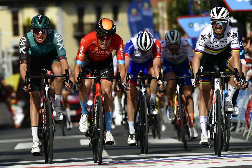 EBE 27 Amurria - Na snímke druhý zľava belgický cyklista Pello Bilbao z tímu Bahrajn-Victorious víťazí v 3. etape 61. ročníka pretekov Okolo Baskicka z Llodia do Amurria (181,7 km) v stredu 6. apríla 2022. Vpravo druhý v cieli Francúz Julian Alaphilippe (Quick-Step Alpha Vinyl), vľavo tretí Rus Aleksandr Vlasov (Bora-Hansgrohe). FOTO TASR/AP
Spain's Peio Bilbao, second left, celebrates after wins the third stage of the Basque Country La Vuelta cycling race between Llodio and Amurrio, 181,7 km (