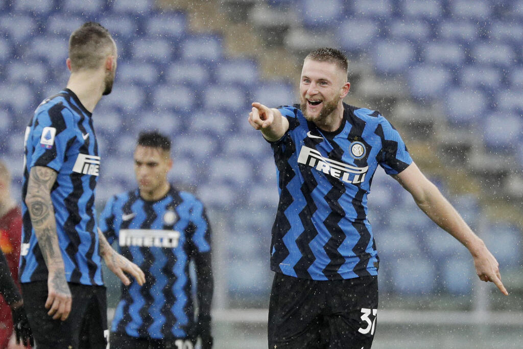 Na snímke vpravo slovenský obranca Interu Milan Škriniar oslavuje gól v zápase 17. kola talianskej Serie A vo futbale AS Rím – Inter Miláno v Ríme 10. januára 2021.
