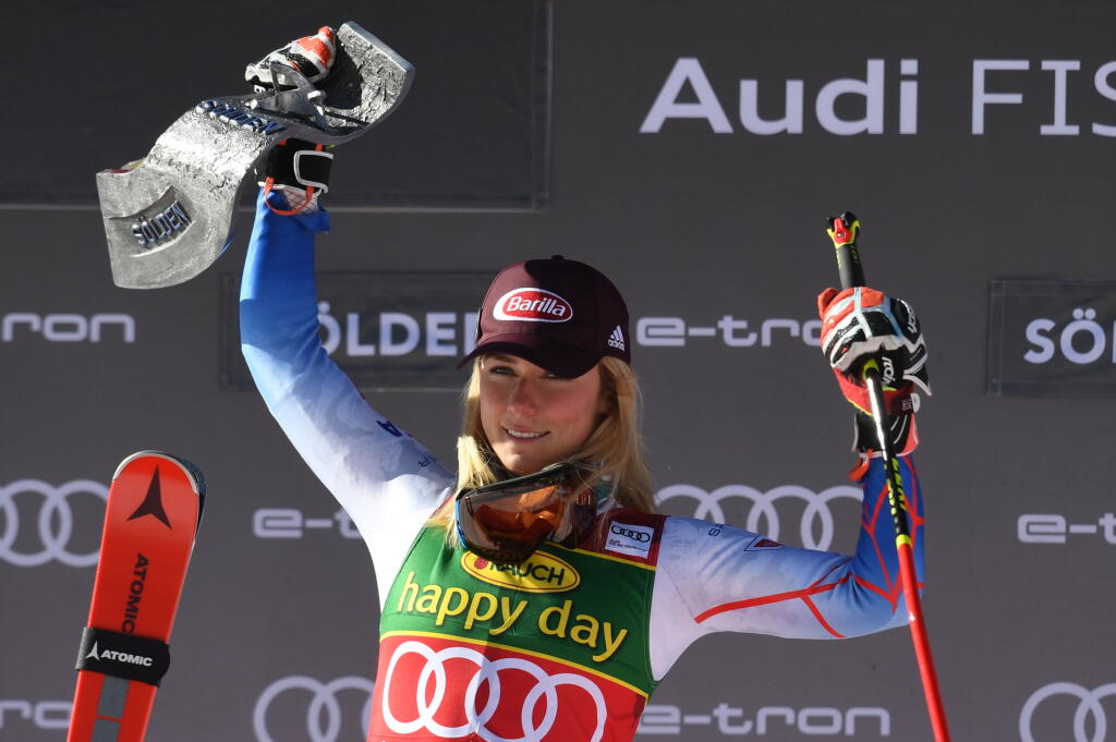 Američanka Mikaela Shiffrinová sa teší na pódiu po triumfe v otváracom obrovskom slalome novej sezóny Svetového pohára alpských lyžiarok na ľadovci Rettenbach v rakúskom Söldene v sobotu 23. októbra 2021. Slovenka Petra Vlhová skončila na treťom mieste, druhá bola Švajčiarka Lara Gutová-Behramiová. FOTO TASR - Martin Baumann