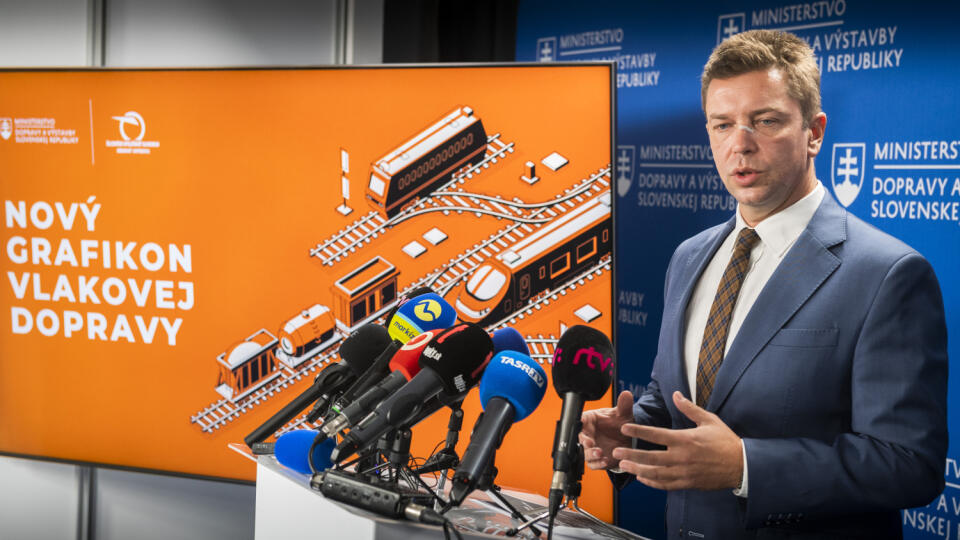 Na snímke minister dopravy a výstavby SR Andrej Doležal (nominant Sme rodina) počas tlačovej konferencie k novému grafikonu vlakovej dopravy v Bratislave 8. decembra. FOTO TASR - Jaroslav Novák
