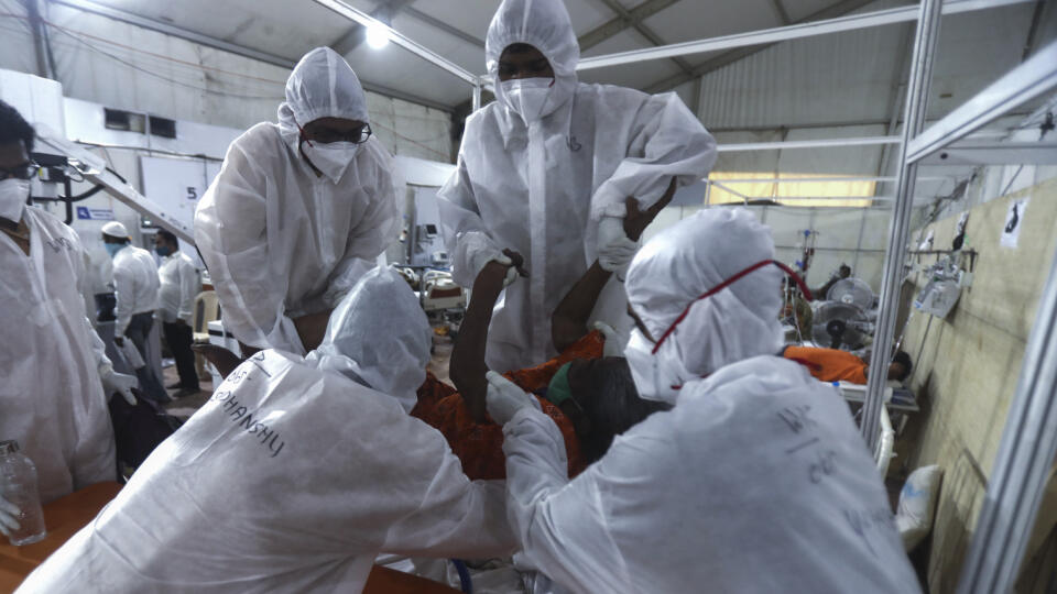 Ilustračné foto
 Health workers attend to a patient at the BKC jumbo field hospital, one of the largest COVID-19 facilities in Mumbai, India, Thursday, May 6, 2021.(AP Photo/Rafiq Maqbool)