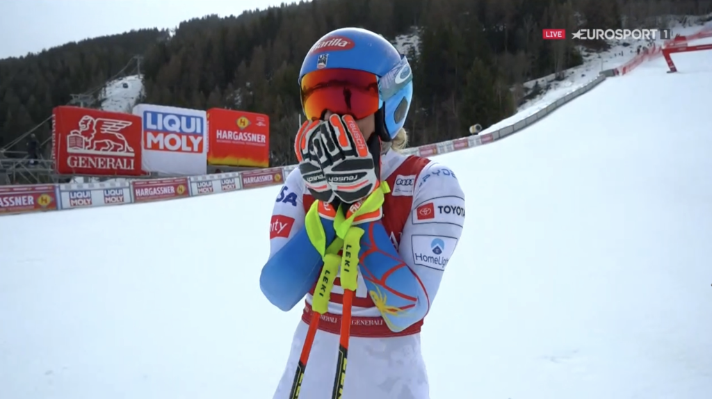 Mikaela Shifrinová ako by nedokázala uveriť, že zašla najrýchlejší čas v zjazde.