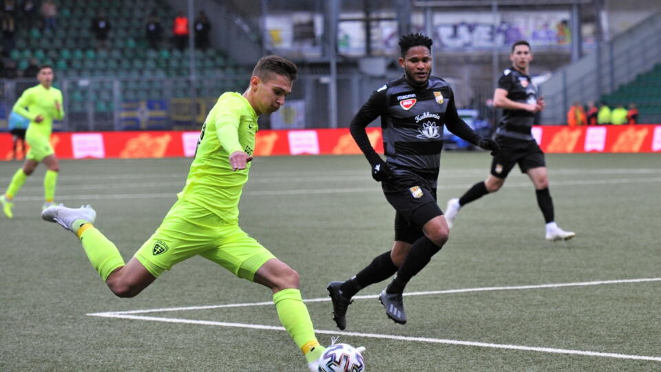 Na snímke vľavo Dávid Ďuriš (Žilina) a Eric Javier Davis (Dunajská Streda) v zápase 21. kola futbalovej FL MŠK Žilina - FK DAC 1904 Dunajská Streda.