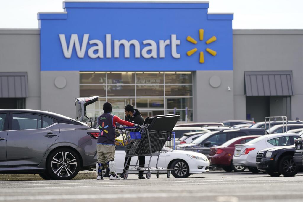 KK1 archív Philadelphia - Na archívnej snímke zo 17. novembra 2021 zamestnanec Walmartu pomáha zákazníkovi pred obchodom vo Philadelphii. Zisk amerického maloobchodného reťazca Walmart v 1. kvartáli 2022 výrazne sklamal očakávania trhu. Dôvodom bol nárast nákladov a problémy v rámci dodávateľského reťazca. Koncern tiež znížil celoročné vyhliadky zisku. Akcie Walmartu v predburzovom obchodovaní strácali okolo 4 %. FOTO TASR/AP
FILE - A Walmart employee helps a customer outside the Walmart store i