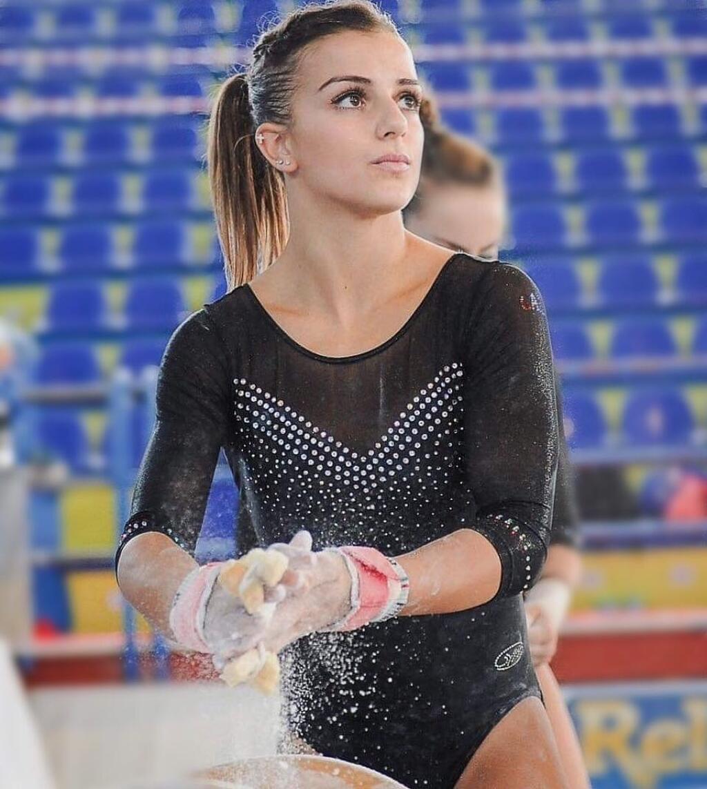 Vyzývavá Talianka Elisa Meneghi nie je žiadna hanblivka nai mimo telocvične. Rada ukazuje svoje tetovanie medzi prsiami či ploché bruško.