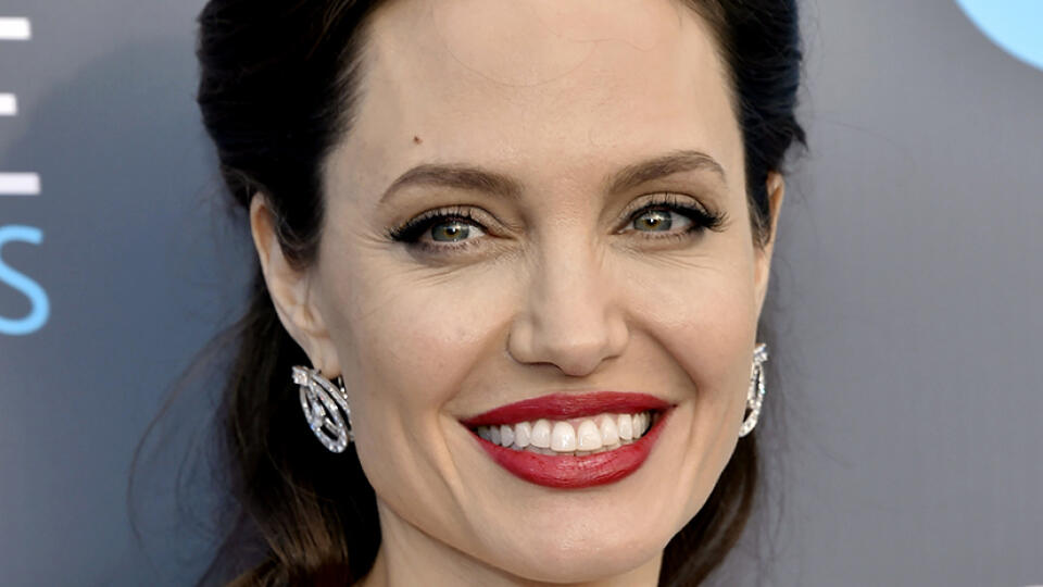 Božská Angelina Jolie prešla rôznymi zmenami.