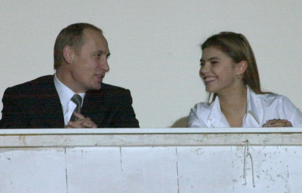 Putin v roku 2013 ohlásil odlúčenie od manželky Ľudmily po 30 rokoch manželstva. Prezident Ruska ju mal vymeniť za bývalú gymnastku Alinu Kabajevovú. Hoci vzťah nikdy nepotvrdil, médiá dokonca informovali, že spolu majú až štyri deti.
