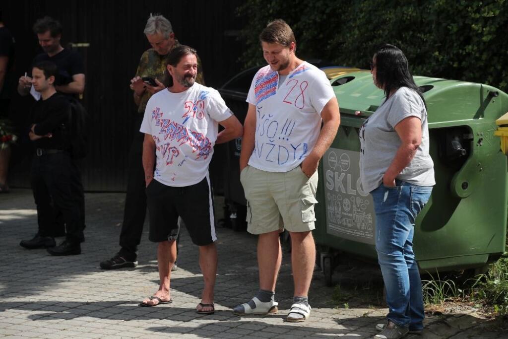 S Mariánom Čišovským sa prišlo rozlúčiť aj niekoľko desiatok fanúšikov Viktorie Plzne.