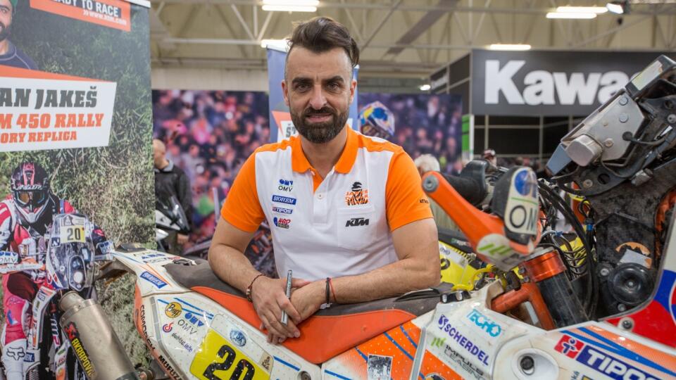 Slovenský rely jazdec Ivan Jakeš sa predviedol v úlohe, akej ste ho ešte nevideli