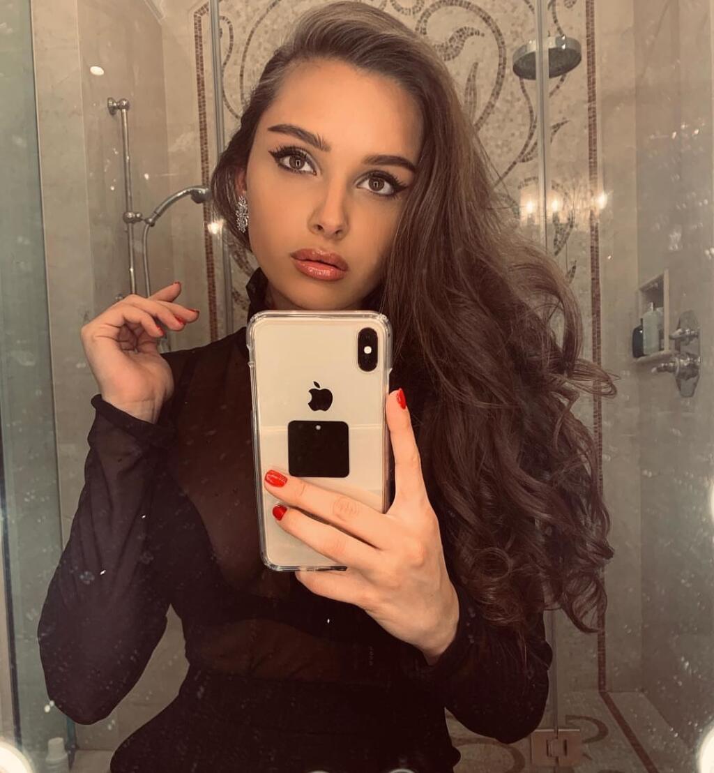 Krásna gymnastka Karolina Sevastyanovová si potrpí na luxus a bohatého chlapa po boku.