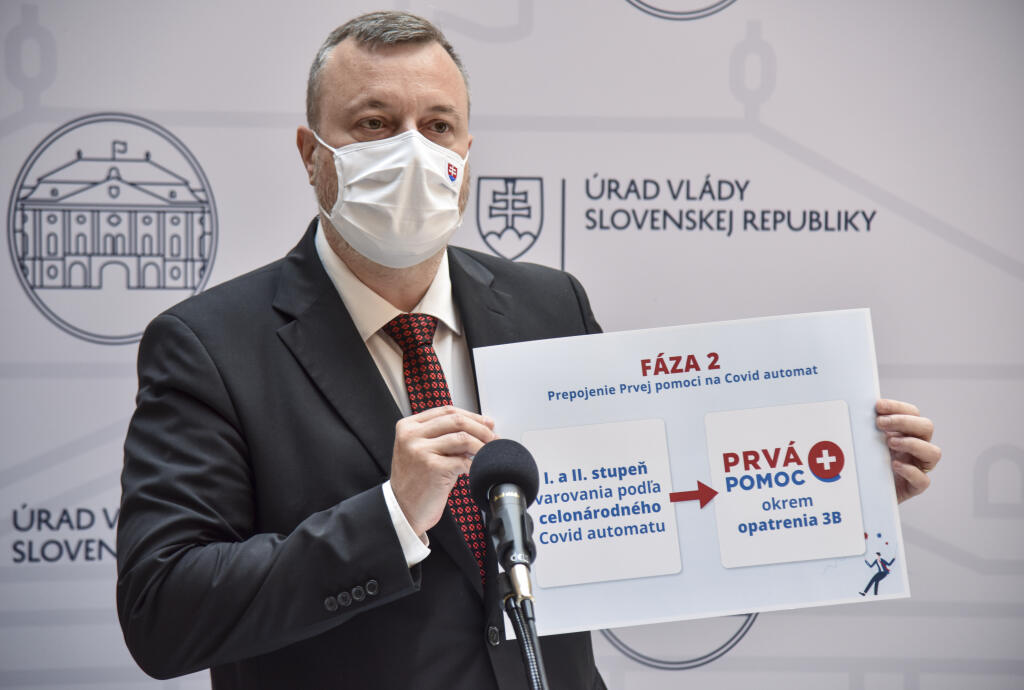 Na snímke minister práce, sociálnych vecí a rodiny (MPSVR) SR Milan Krajniak (Sme rodina) počas tlačovej konferencie v rámci 15. rokovania vlády SR 9. júna 2021 v Bratislave. FOTO TASR - Pavol Zachar
