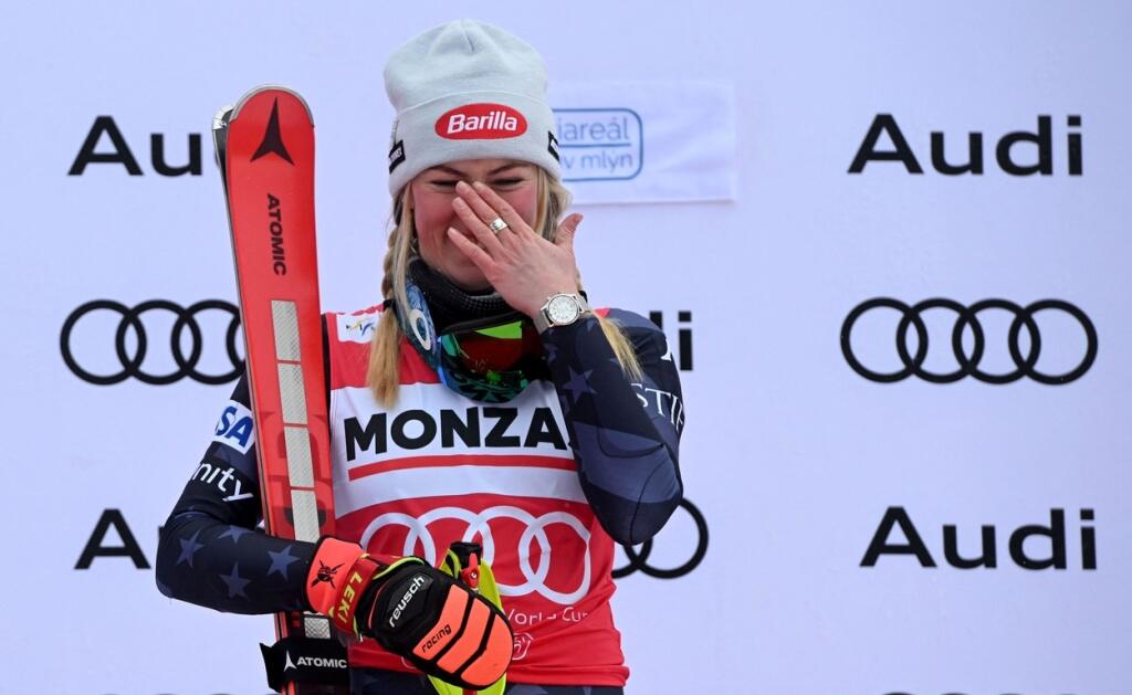 Šťastná Mikaela Shiffrinová na stupňoch pre víťazov v prvom slalome v Špindlerovom Mlyne.