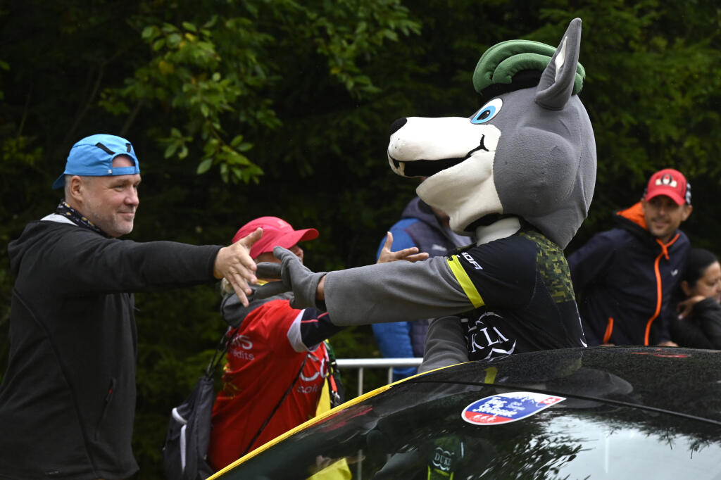 Na snímke maskot pretekov zdraví divákov popri trati na vrchárskej prémii v Manínskej tiesňave počas 193,2 km dlhej 3. etapy 65. ročníka Okolo Slovenska z Dolného Kubína do Považskej Bystrice v sobotu 18. septembra 2021.
