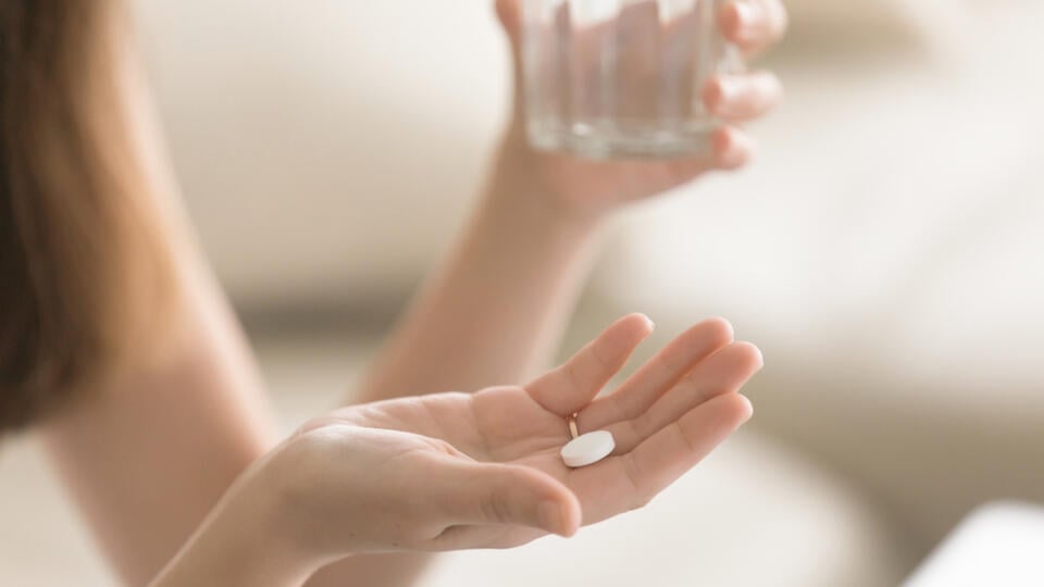 Lieky na predpis
Zahŕňajú i antibiotiká, lítium, ktoré sa používa na liečbu niektorých psychiatrických stavov a niektoré lieky na srdce. Vaše telo absorbuje liek a to sa prejaví v slinách. Vinníkmi tiež môžu byť lieky, ktoré spôsobujú sucho v ústach, ako sú antidepresíva. Tie môžu mať zase vplyv na vašu chuť, pretože zatvárajú chuťové poháriky.
