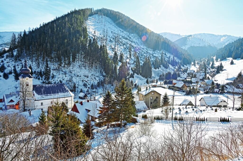 Vyšná Boca pod Čertovicou je v údolí turisticky
najpríťažlivejšia. Môžete sa v nej lyžovať, sánkovať
alebo len prechádzať po krásnej zimnej krajine.