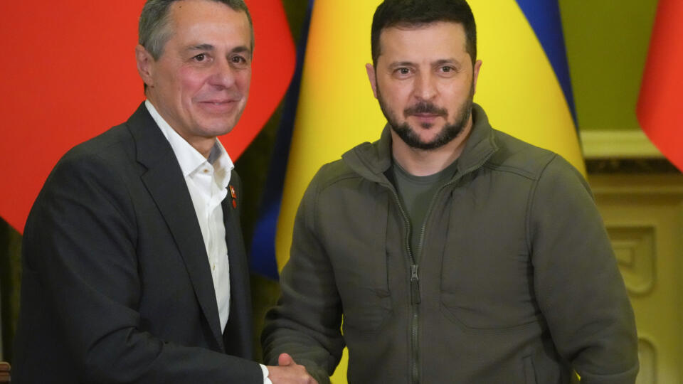 Ukrajinský prezident Volodymyr Zelenskyj (vpravo) a švajčiarsky prezident Ignazio Cassis počas stretnutia v Kyjeve 20. októbra 2022.