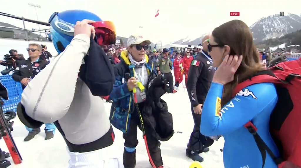 Mikaela Shifrinová ešte prehodila pár slov s talianskou súperkou Sopiou Goggiovou. Všetko pod dohľadom mamy Eileen.