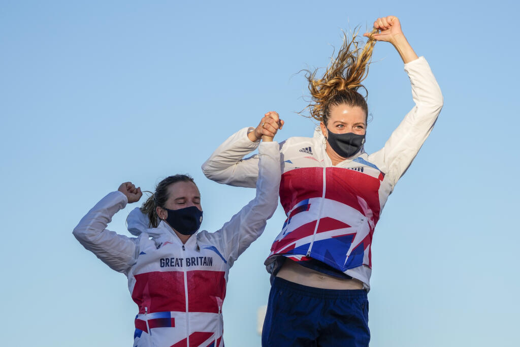 EBE 61 Tokio - Na snímke britské jachtárky Hannah Millsová a Eilidh McIntyreová oslavujú víťazstvo na XXXII. letných OH 2020 v Tokiu v triede 470er žien v stredu 4. augusta 2021. FOTO TASR/AP
Great Britain's Hanna Mills and Eilidh Mcintyre celebrate the 470 women's gold medal during the 2020 Summer Olympics, Wednesday, Aug. 4, 2021, in Fujisawa, Japan. (AP Photo/Gregorio Borgia)