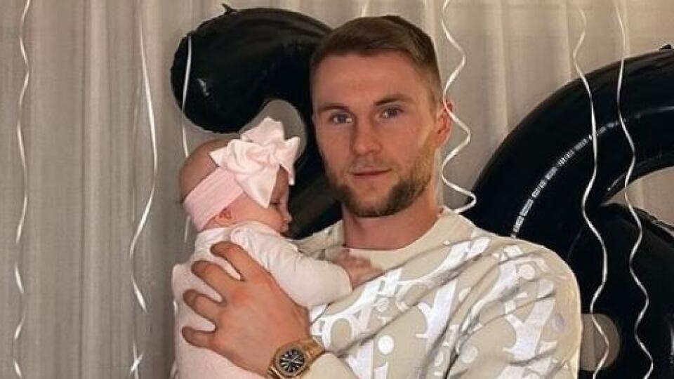 Milan Škriniar s dcérou Charlotte. Dievčatko už poriadne vyrástlo! Čím naposledy prekvapila na prechádzke? Viac nájdete v galérii.