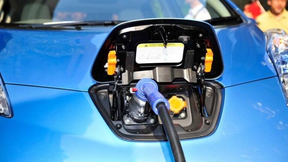 Nissan vyvinul pojazdnú nabíjačku, ktorá zachráni elektromobil, ktorému došla energia.