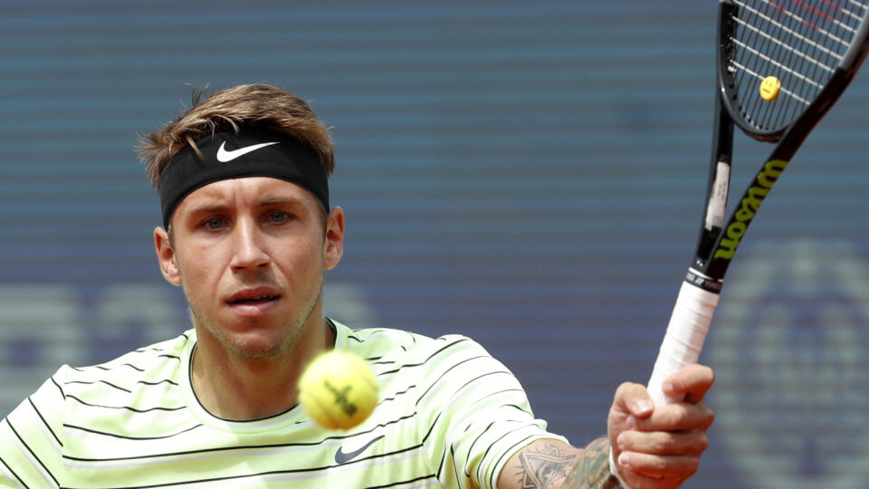 WA 26 Belehrad - Slovenský tenista Alex Molčan odvracia úder Španiela Fernanda Verdasca vo štvrťfinále mužskej dvojhry na antukovom turnaji ATP v Belehrade vo štvrtok 27. mája 2021. FOTO TASR/AP 

Alex Molcan of Slovakia returns a ball to Fernando Verdasco of Spain during their tennis match of the Belgrade Open tennis tournament in Belgrade, Serbia, Thursday, May 27, 2021. (AP Photo/Darko Vojinovic)