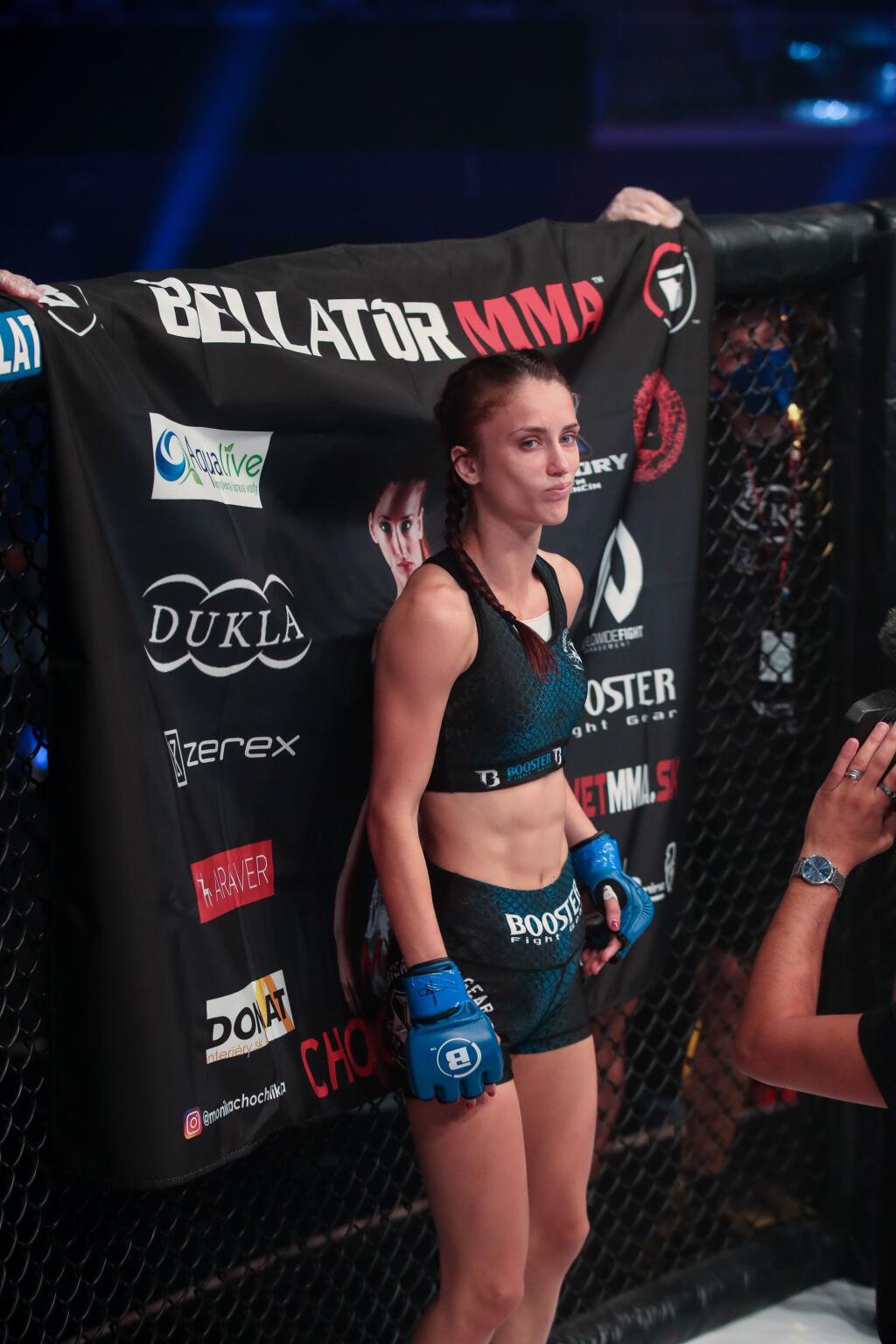 Chochlíkovú pred zápasom pobavil komentátor zápasu, ktorý mal poriadny problém vysloviť jej priezvisko. S priezviskom mal Bellator problém aj na svojich stránkach.