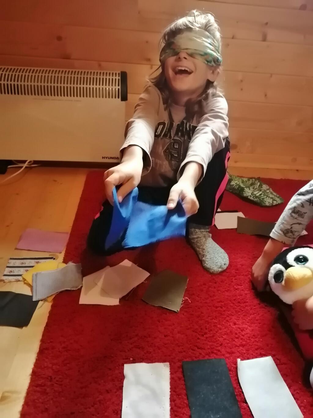 Pravdou je, že hoci sa doma vzdelávajú takmer všetky deti, najprv si musia odsedieť nudné vyučovanie v škole.