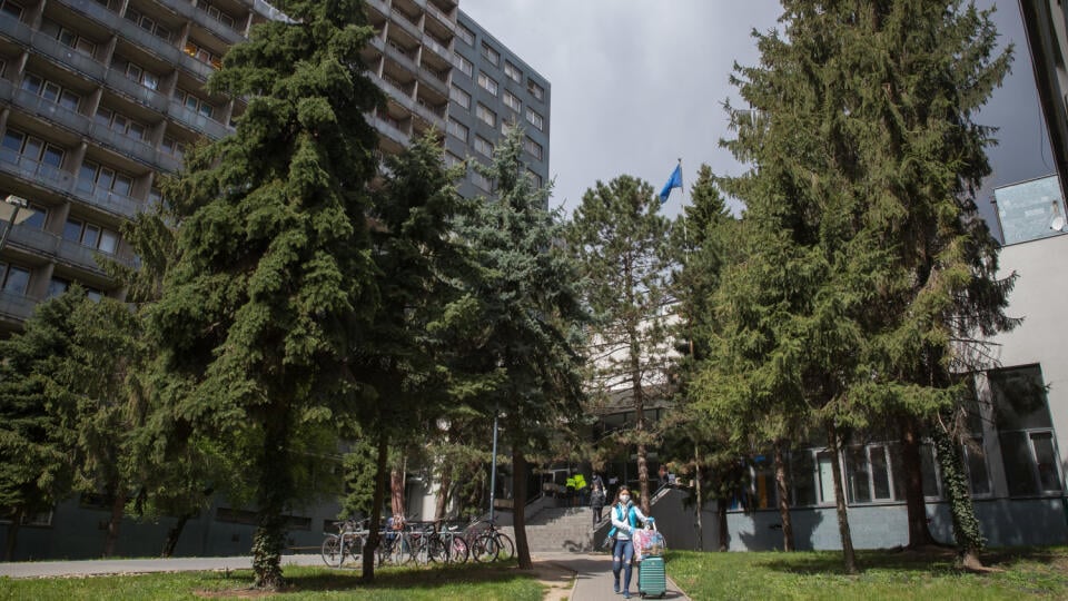 Hromadné odubytovávanie študentov na internátoch v bratislavskej Mlynskej doline počas pandémie koronavírusu prebieha za prísnych bezpečnostných podmienok s dôrazom na zachovaný odporúčaný odstup.