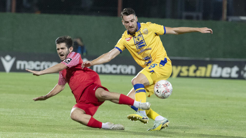 Na snímke vpravo Milan Dimun (DAC) a vľavo Otar Perulava (FC Dila Gori) počas odvetného stretnutia 1. predkola Európskej konferenčnej ligy Dila Gori - DAC Dunajská Streda 20. júla 2023 v Gori (Gruzínsko). FOTO TASR - Pavel Neubauer