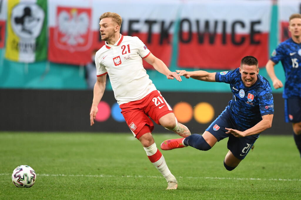 Na snímke vpravo slovenský hráč Róbert Mak, vľavo Kamil Jóžwiak (Poľsko) v zápase E-skupiny na majstrovstvách Európy vo futbale Poľsko - Slovensko 14. júna 2021 v ruskom Petrohrade. FOTO TASR - Martin Baumann