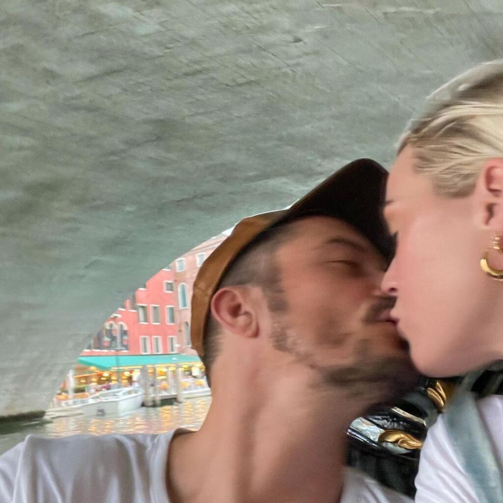 Zaľúbenci a rodičia 9-mesačnej Daisy Katy Perry (36) a Orlando Bloom (44) sa vybrali do historických Benátok a aj keď im fotografi a fanúšikovia nechceli dať pokoj, neustále si prejavovali nežnosti a užívali každý moment.