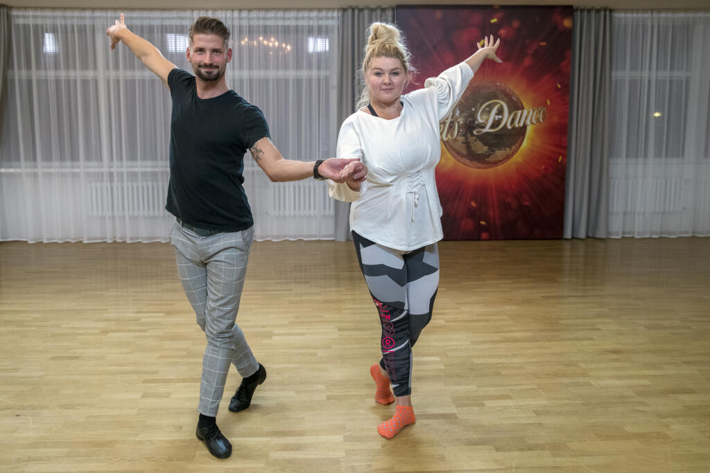 Na snimke komicka Eva Kramerova a tanecnik Lukas Hojdan pocas treningu v ramci tanecnej sutaze TV Markiza Lets Dance.
