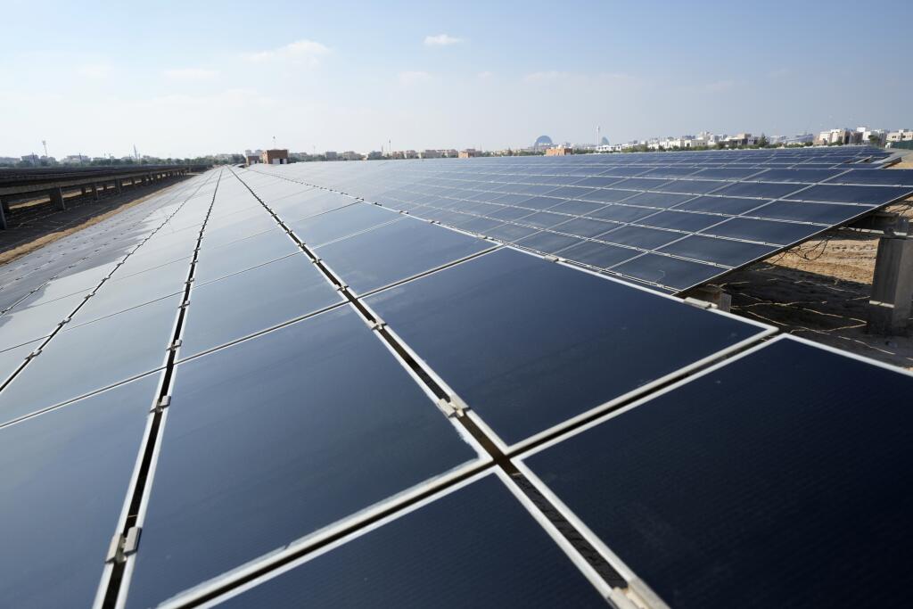 JB 3 Dubaj - Solárne panely v meste Masdar City pri Abú Zabí 8. decembra 2023 v rámci Klimatickej konferencie OSN COP, ktorá sa koná v Dubaji. FOTO TASR/AP

Solar panels sit at Masdar City near Abu Dhabi, United Arab Emirates, as Dubai hosts the COP28 U.N. Climate Summit, Friday, Dec. 8, 2023. (AP Photo/Kamran Jebreili)